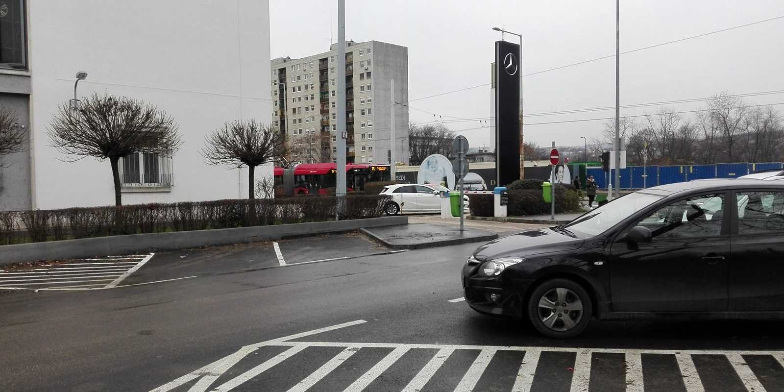 Utcakép a parkolóház előtt Budapesten